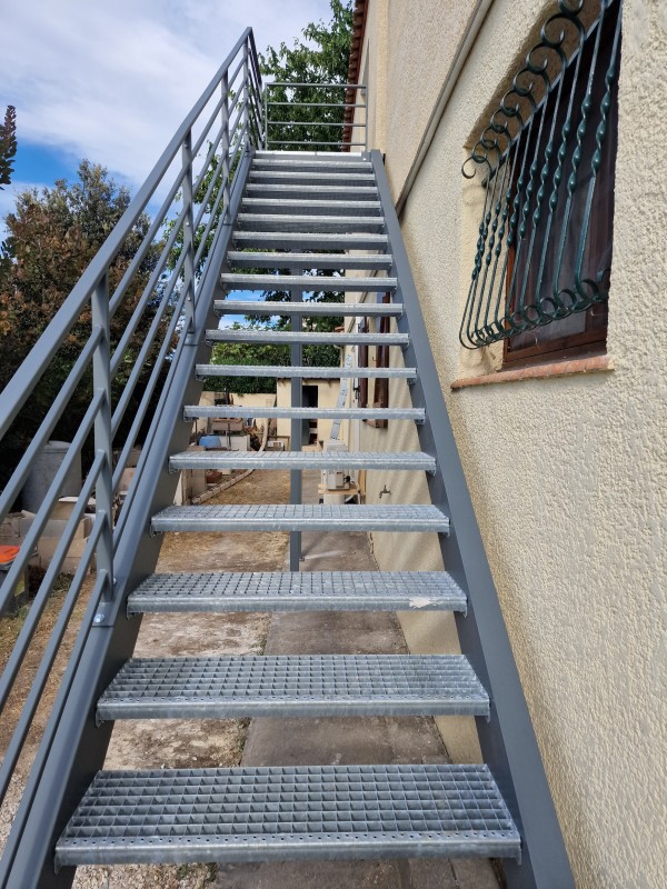 fabrication d'un escalier de service avec palier thermolaqué